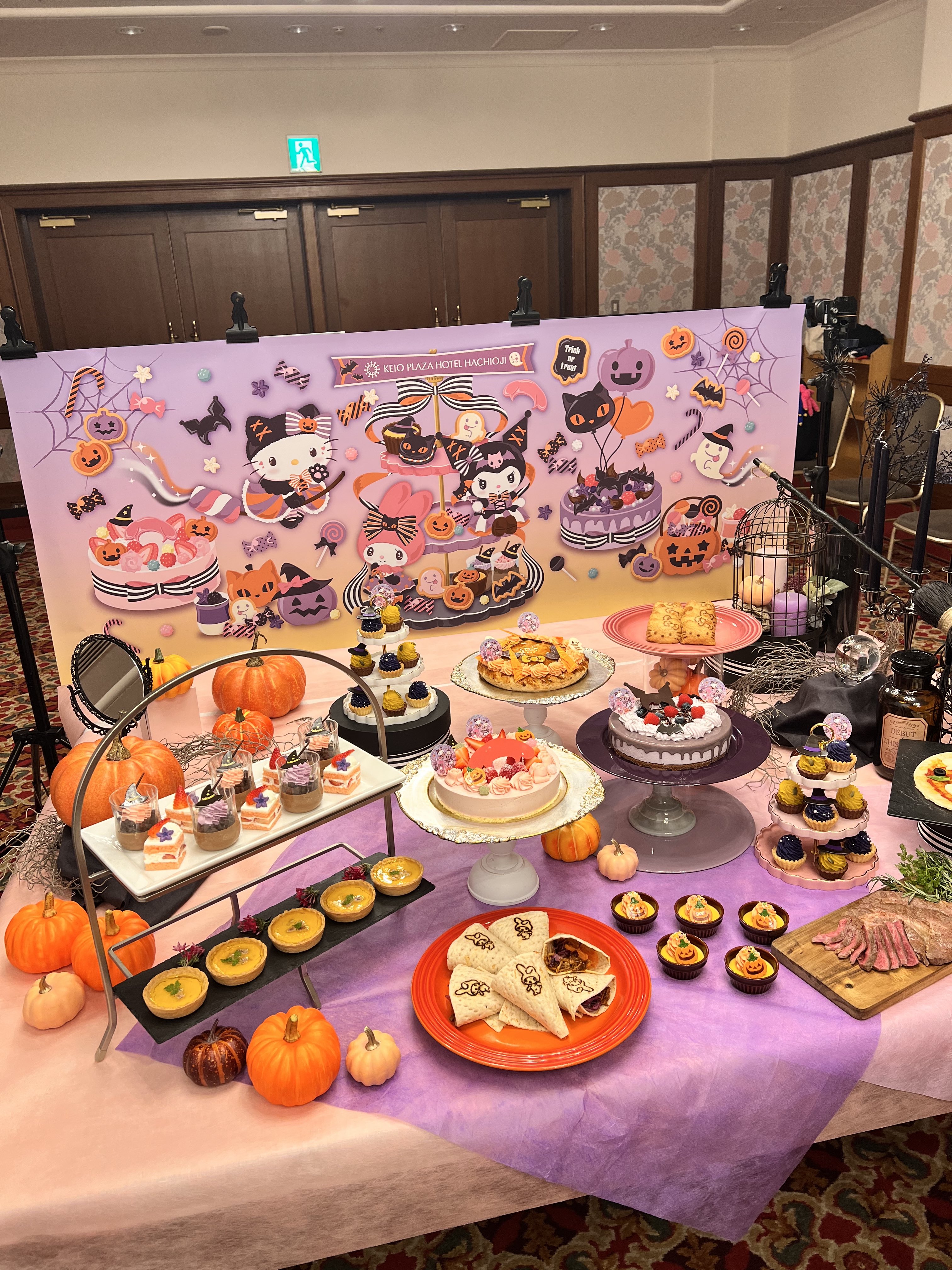 ホテルのハロウィンスイーツビュッフェディスプレイ